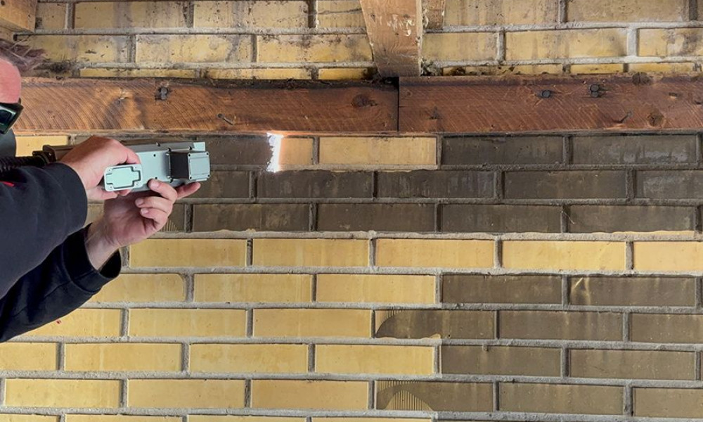 Laser rens af sod på mursten og træværk