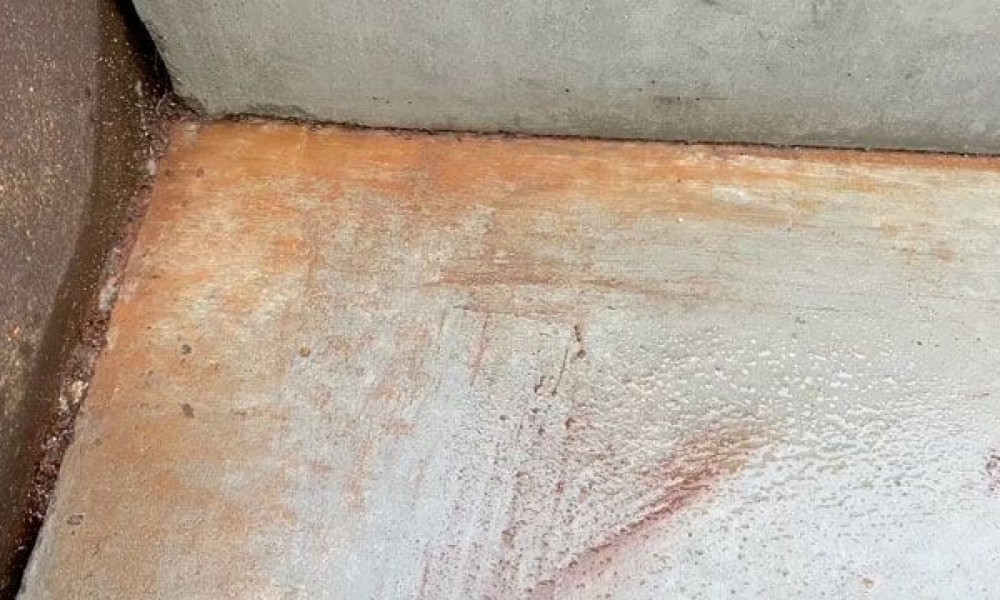Rust på en beton trappe